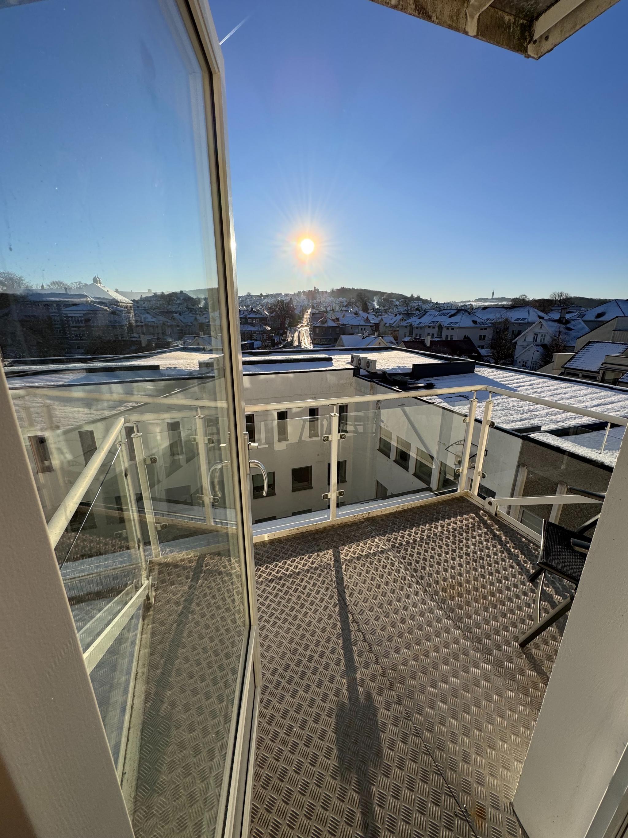 Balkong med utsikt mot Vålandstårnet